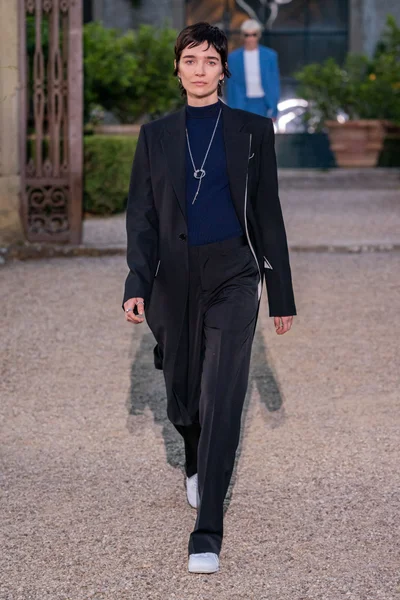 Look 16